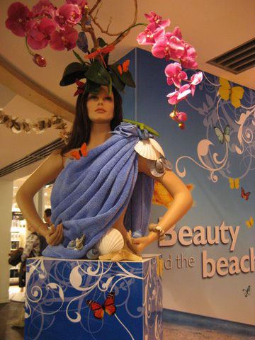 Styling af dekorative mannequiner som blikfang for sommer kampagnen Beauty and the Beach i Kbenhavns Lufthavn 2008