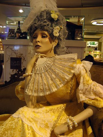 Detalje af en dekorative mannequin som pynter i Kbenhavns Lufthavn til efterrs kampagne/event: Luxury Lounge- lg mrke til mannequinens ekstravagante kostume, paryk og antik vifte